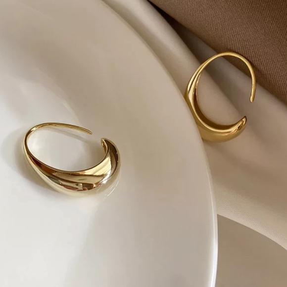 NEW 18K GOLD C SHAPE EARRINGS, NICE EARRINGS, CUTE EARRINGS - Picture 3 of 5